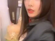 Azjatycka dziewczyna dotyka jej piersi i masturbuje się przed kamerami internetowymi